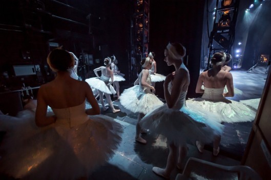 Bailarinos do English National Ballet, na coxia, durante uma apresentação de "O Lago dos Cisnes" (Foto: Ian Gavan/Getty Images Europe)
