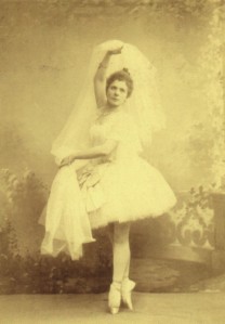 Pierina_Legnani_in_Raymonda,_act_I,_1898_-__Danse_du_voile_